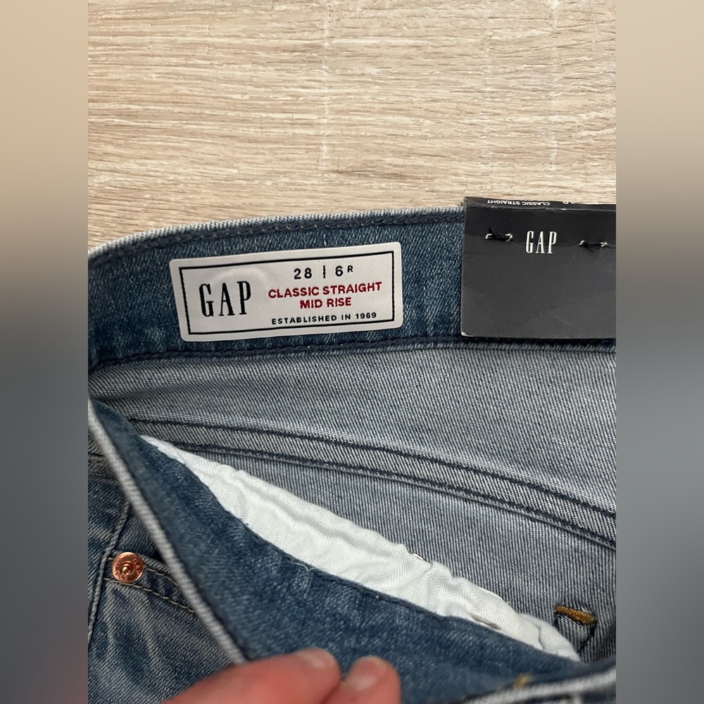 NWT GAP Women’s Classic Mid Rise Straight Jeans Medium Wash - Size 28/6 - Picture 4 of 8